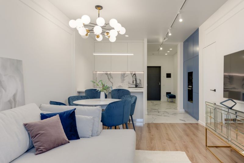 Wąski i długi salon połączony z kuchnią