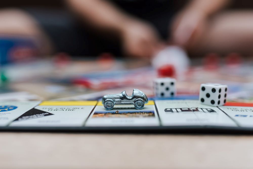 Prezent na parapetówkę - Monopoly Monopoly jako pomysł na prezent na parapetówkę