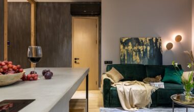 czarne gniazdka na białej ścianie