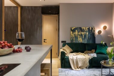 czarne gniazdka na białej ścianie