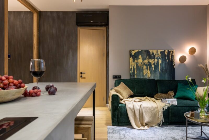 czarne gniazdka na białej ścianie