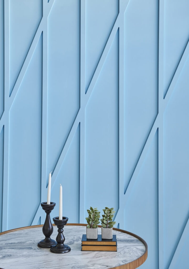 Malowane listwy ścienne i podłogowe w stylu dopamine color - Sprawdź na Verhome.pl