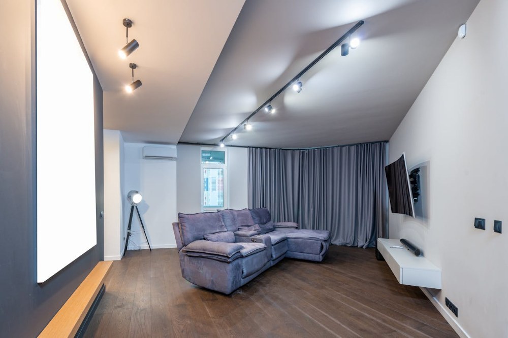 Salon z czarnymi gniazdkami Czarne gniazdka na białej ścianie w salonie