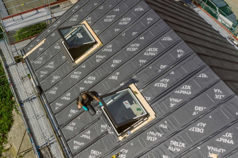 Aby zabezpieczyć brzegi membrany stosuje się obróbkę blacharską