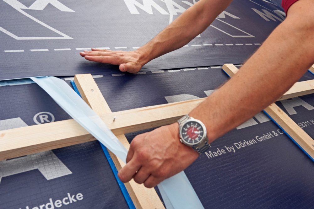 Jak zabezpieczyć kosz dachowy membraną Dorken, klejenie membrany dachowej