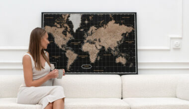 Mapa korkowa w salonie