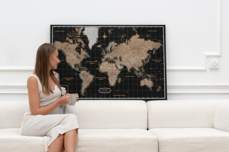 Mapa korkowa w salonie