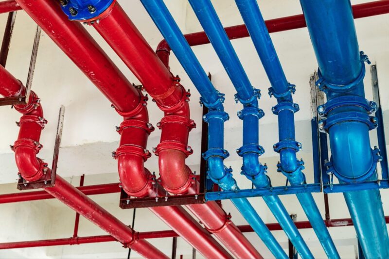 instalacja przesyłowa z rur metalowych